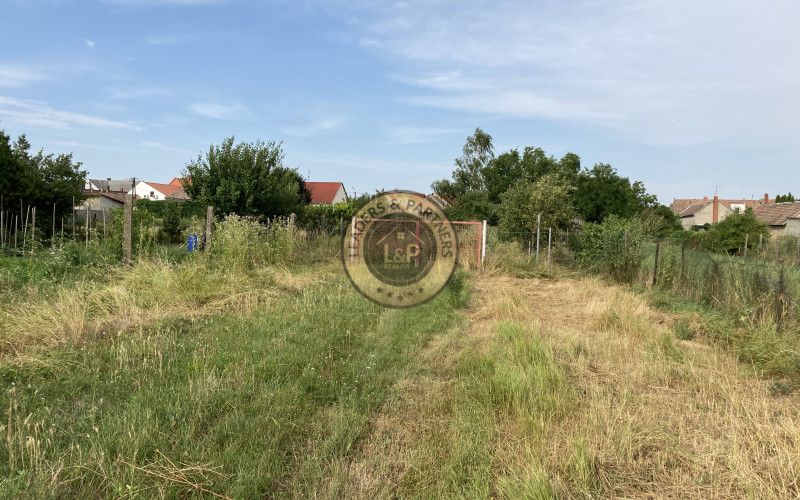 PREDAJ pozemok 970 m2 Bezenye