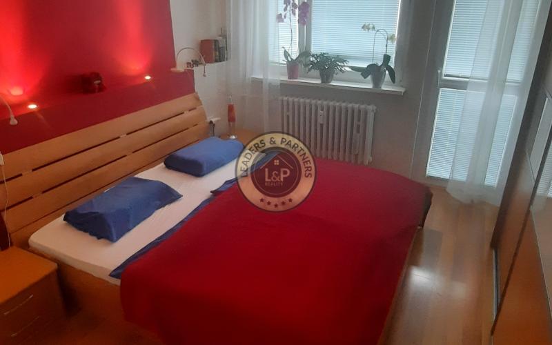 PREDAJ, KRÁSNY, PRIESTRANNÝ 4-IZBOVÝ BYT NA RAJČIANSKEJ ULICI