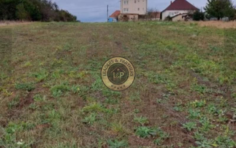 Na predaj pozemok Kapince 4.427 m2 s projektom RD.