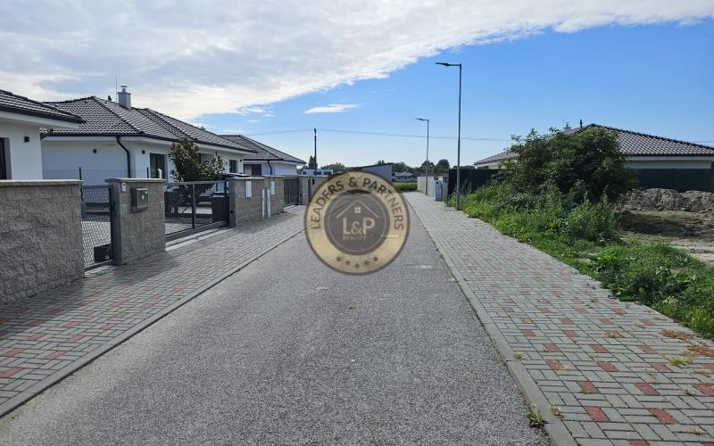 Stavebný pozemok-Kalinkovo, 875 m2, všetky IS