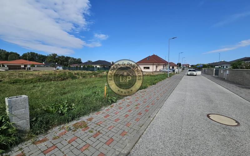 Stavebný pozemok-Kalinkovo, 875 m2, všetky IS