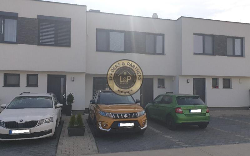 Pekný 5 izbový mezonet v trojdome v Rovinke na predaj