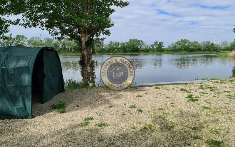 Krásny pozemok pri vode na predaj