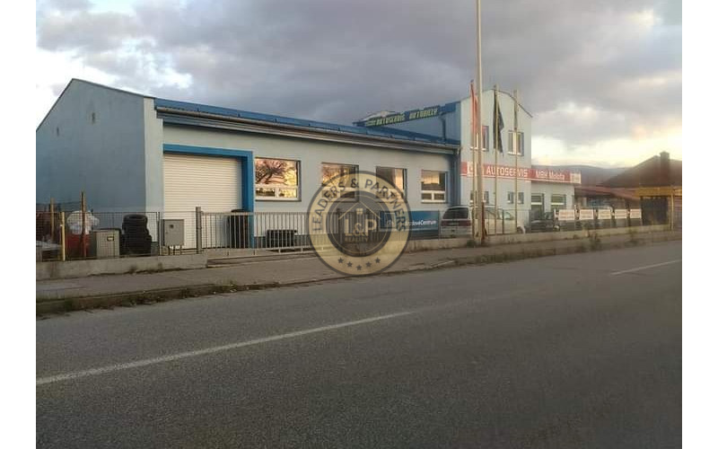 >>>SKVELÁ INVESTIČNÁ PRÍLEŽITOSŤ<<< Polyfunkčný objekt na strategickom mieste v Prievidzi. Objekt je na predaj aj s dolhoročným nájomcom (autoservis), preto je to skvelá investícia s možnosťou stabilného mesačného prijmu.