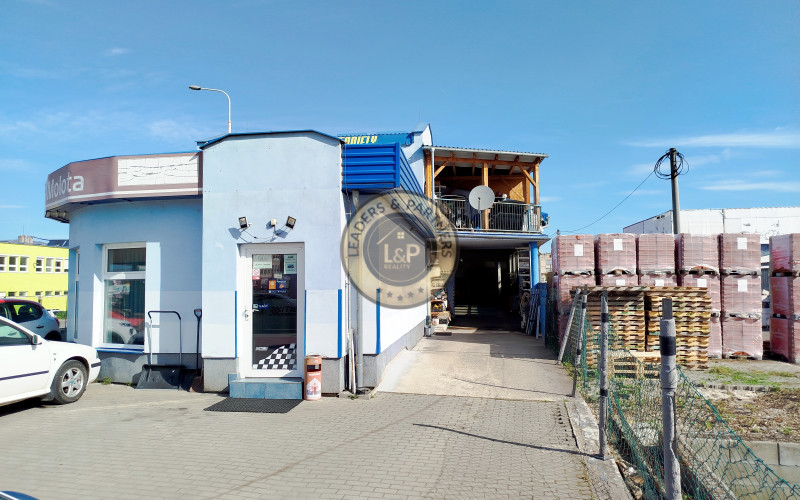 >>>SKVELÁ INVESTIČNÁ PRÍLEŽITOSŤ<<< Polyfunkčný objekt na strategickom mieste v Prievidzi. Objekt je na predaj aj s dolhoročným nájomcom (autoservis), preto je to skvelá investícia s možnosťou stabilného mesačného prijmu.