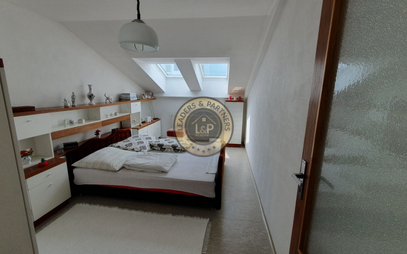 PREDAJ: veľký podkrovný 2 izbový byt 66 m2 ul. L. Svobodu