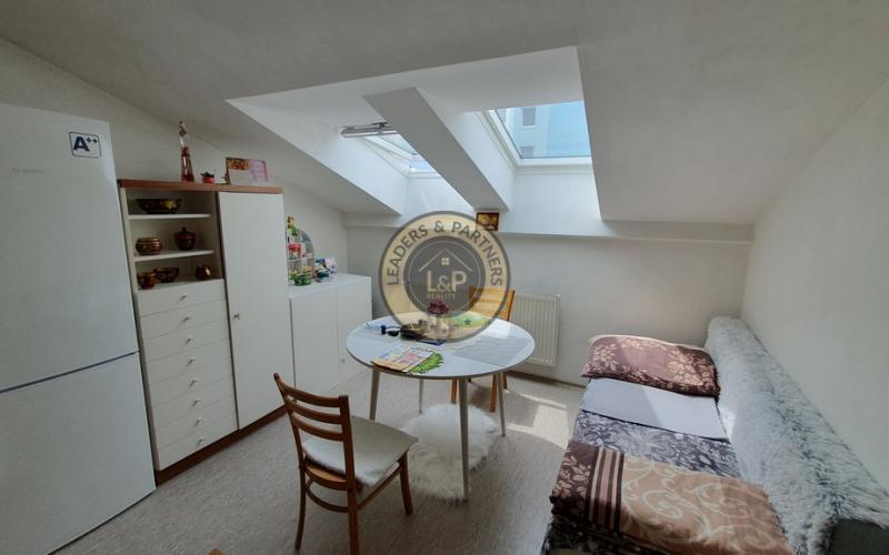 PREDAJ: veľký podkrovný 2 izbový byt 66 m2 ul. L. Svobodu