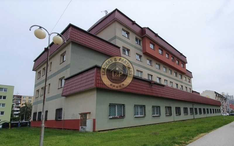 PREDAJ: veľký podkrovný 2 izbový byt 66 m2 ul. L. Svobodu