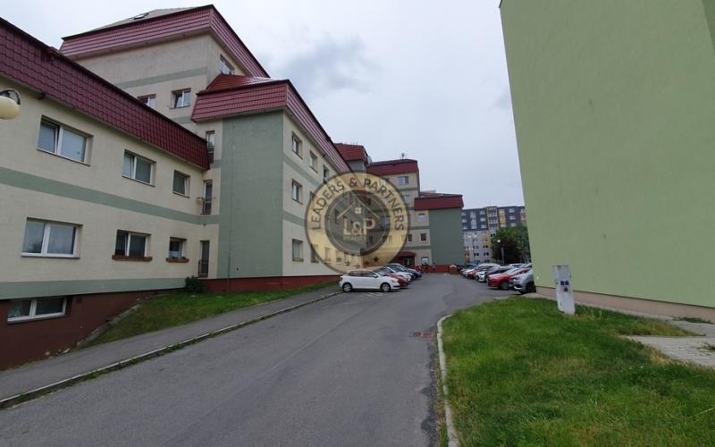 PREDAJ: veľký podkrovný 2 izbový byt 66 m2 ul. L. Svobodu