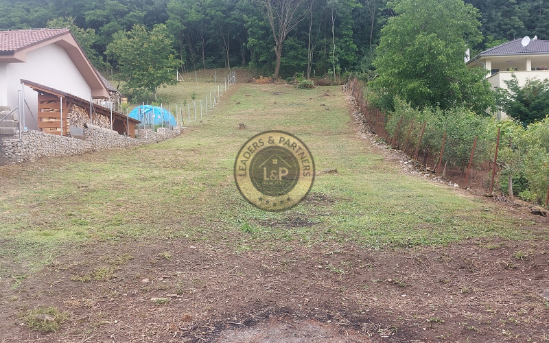 Na predaj stavebný pozemok v obci Kolíňany 1420 m2