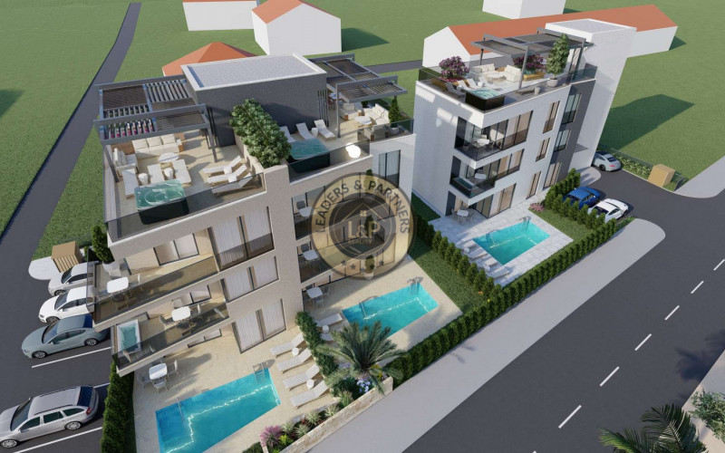 ZADAR - SUKOŠAN, luxusný apartmán s veľkou strešnou terasou (106,25 m2) hneď v prvom rade pri mori