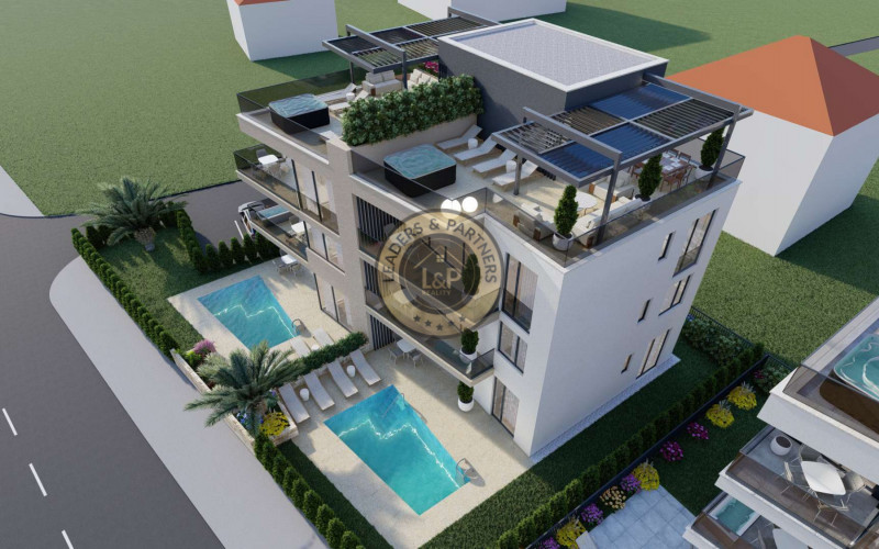 ZADAR - SUKOŠAN, luxusný apartmán s veľkou strešnou terasou (106,25 m2) hneď v prvom rade pri mori