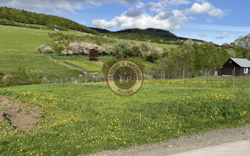 NA PREDAJ-rozľahlý pozemok v Jakovanoch ideálna investícia