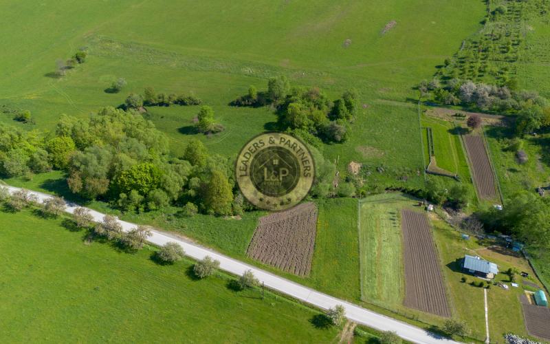 NA PREDAJ-rozľahlý pozemok v Jakovanoch ideálna investícia