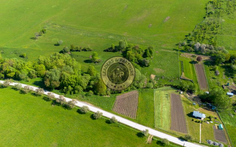 NA PREDAJ-rozľahlý pozemok v Jakovanoch ideálna investícia