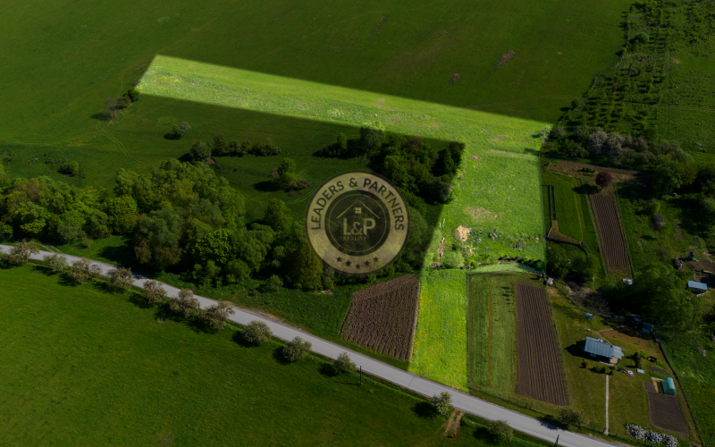 NA PREDAJ-rozľahlý pozemok v Jakovanoch ideálna investícia