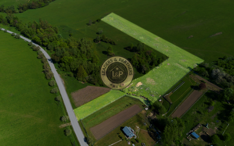 NA PREDAJ-rozľahlý pozemok v Jakovanoch ideálna investícia