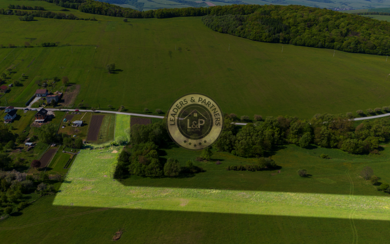 NA PREDAJ-rozľahlý pozemok v Jakovanoch ideálna investícia