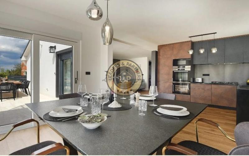 PULA - KRNICA, luxusná dvojposchodová vila na pozemku 754 m2 s bazénom