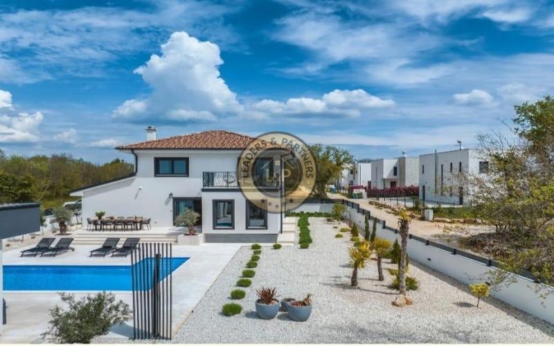 PULA - KRNICA, luxusná dvojposchodová vila na pozemku 754 m2 s bazénom