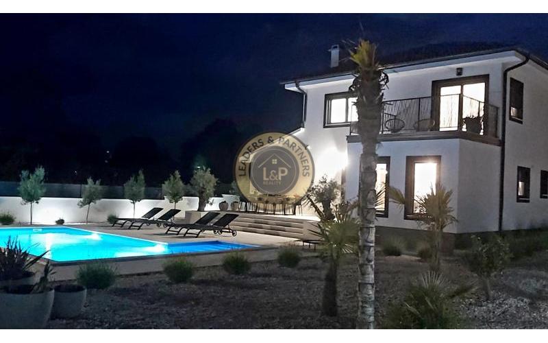 PULA - KRNICA, luxusná dvojposchodová vila na pozemku 754 m2 s bazénom