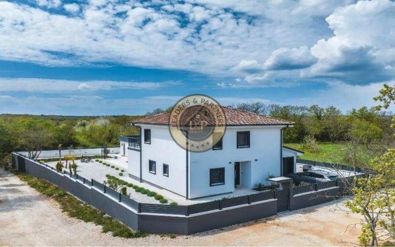 PULA - KRNICA, luxusná dvojposchodová vila na pozemku 754 m2 s bazénom