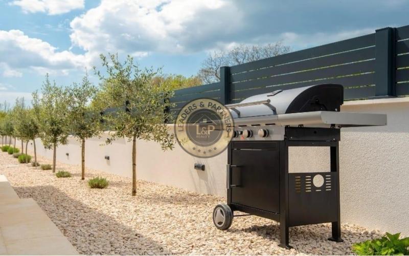 PULA - KRNICA, luxusná dvojposchodová vila na pozemku 754 m2 s bazénom