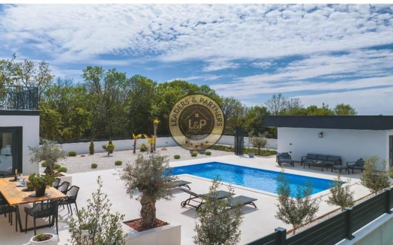 PULA - KRNICA, luxusná dvojposchodová vila na pozemku 754 m2 s bazénom