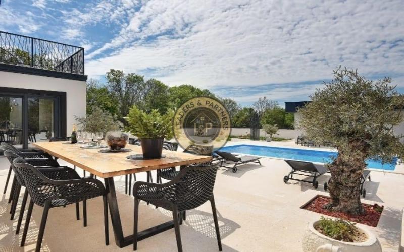 PULA - KRNICA, luxusná dvojposchodová vila na pozemku 754 m2 s bazénom