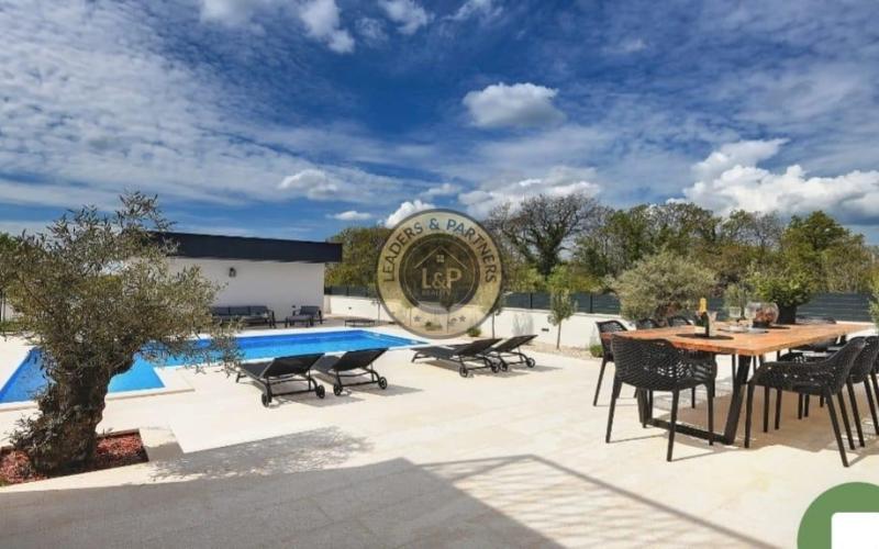 PULA - KRNICA, luxusná dvojposchodová vila na pozemku 754 m2 s bazénom