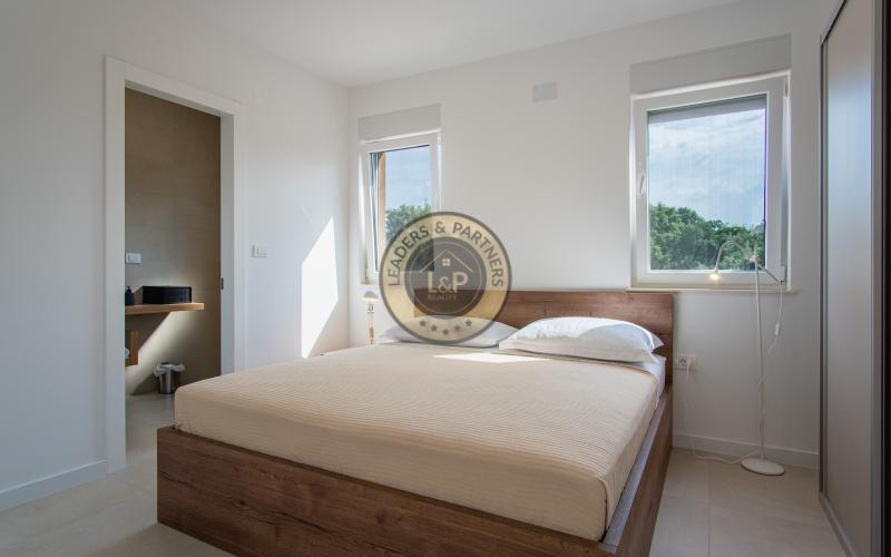 PAG - MANDRE, na predaj vila 260 m2, novostavba, sauna, bazen, výhľad, pozemok 1124 m2