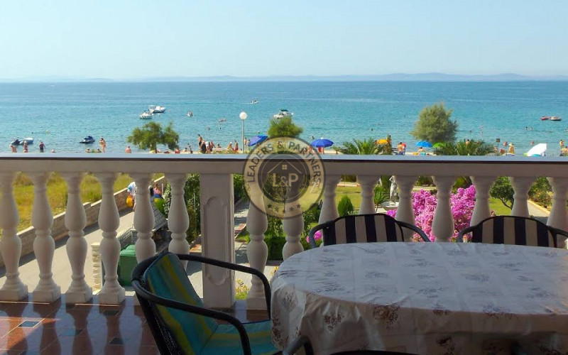 ZADAR - VIR, na predaj hned pri mori dom so 6 apartmanov, atraktívna obchodná investícia