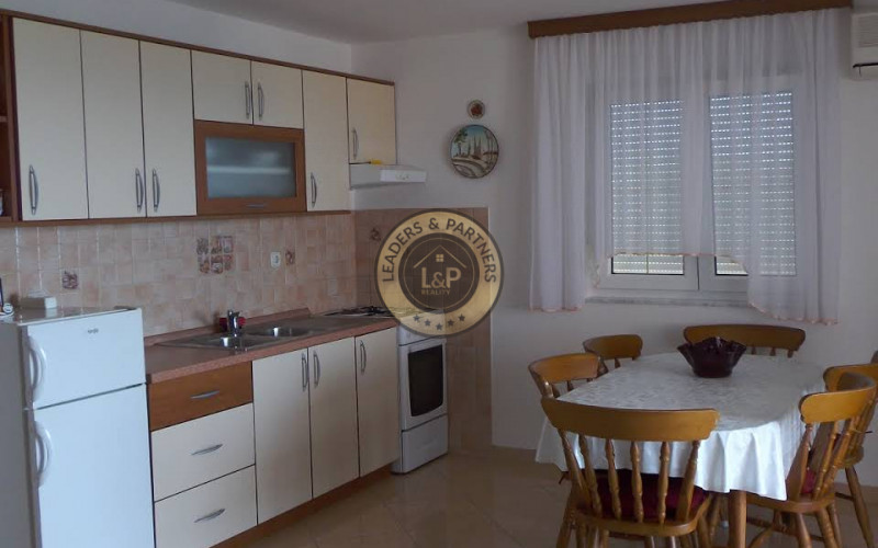 ZADAR - VIR, na predaj hned pri mori dom so 6 apartmanov, atraktívna obchodná investícia