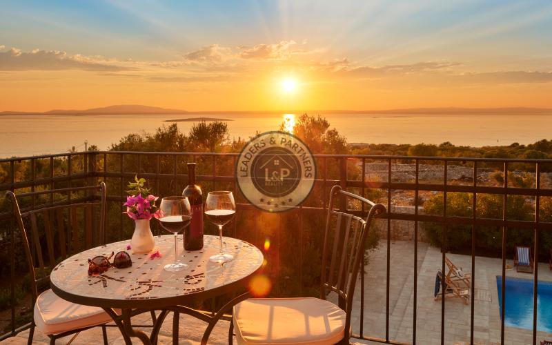 NOVALJA - LUN, PREDAJ exkluzívnej dvojposchodovej vily na pozemku 1978 m2 s bazénom a s krásnym upokojujúcim výhľadom na more