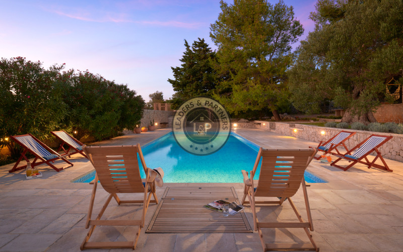 NOVALJA - LUN, PREDAJ exkluzívnej dvojposchodovej vily na pozemku 1978 m2 s bazénom a s krásnym upokojujúcim výhľadom na more