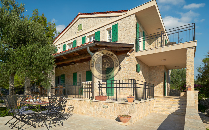 NOVALJA - LUN, PREDAJ exkluzívnej dvojposchodovej vily na pozemku 1978 m2 s bazénom a s krásnym upokojujúcim výhľadom na more