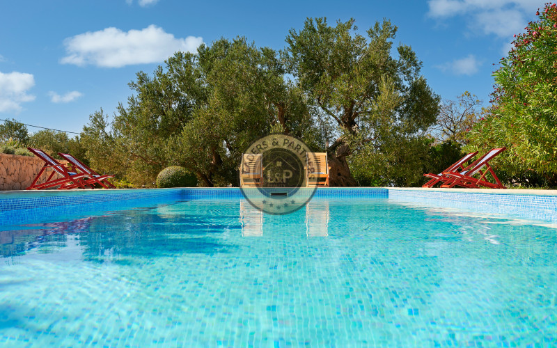 NOVALJA - LUN, PREDAJ exkluzívnej dvojposchodovej vily na pozemku 1978 m2 s bazénom a s krásnym upokojujúcim výhľadom na more