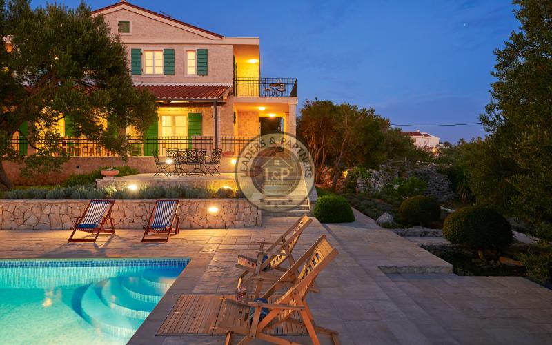 NOVALJA - LUN, PREDAJ exkluzívnej dvojposchodovej vily na pozemku 1978 m2 s bazénom a s krásnym upokojujúcim výhľadom na more