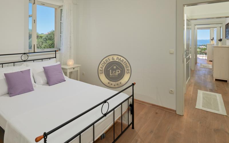 NOVALJA - LUN, PREDAJ exkluzívnej dvojposchodovej vily na pozemku 1978 m2 s bazénom a s krásnym upokojujúcim výhľadom na more