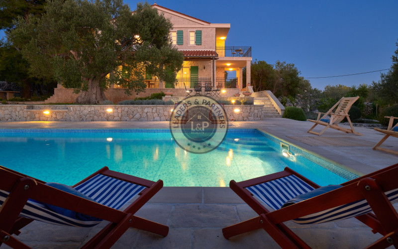 NOVALJA - LUN, PREDAJ exkluzívnej dvojposchodovej vily na pozemku 1978 m2 s bazénom a s krásnym upokojujúcim výhľadom na more