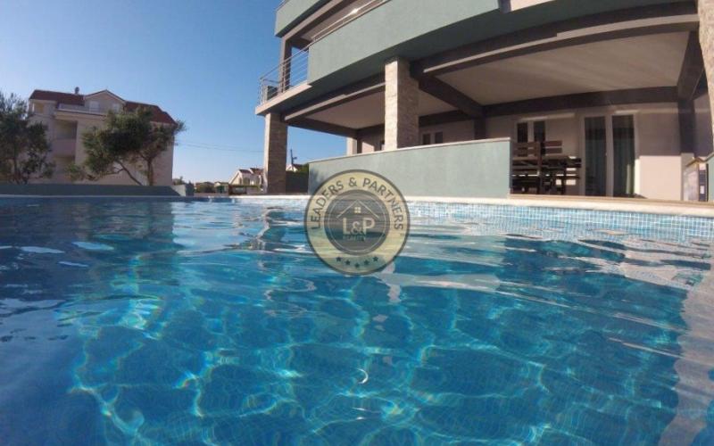 NOVALJA, NA PREDAJ ŠTVORPOSCHODOVÝ DOM S 5 APARTMÁNMI, BAZÉN, LOKALITA, KOMPLETNE NOVO ZARIADENÝ