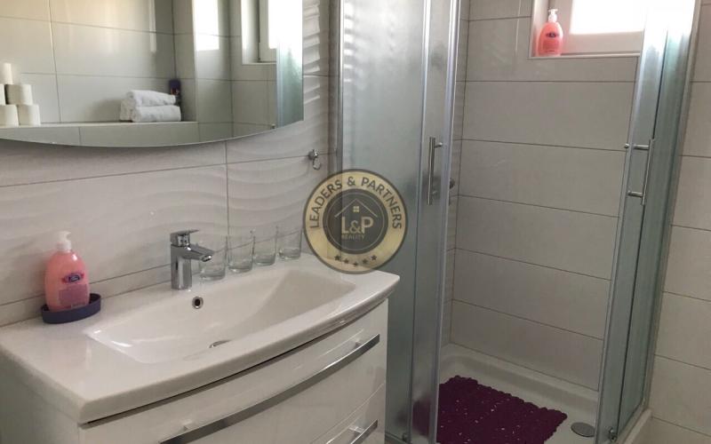 NOVALJA, NA PREDAJ ŠTVORPOSCHODOVÝ DOM S 5 APARTMÁNMI, BAZÉN, LOKALITA, KOMPLETNE NOVO ZARIADENÝ