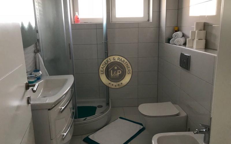 NOVALJA, NA PREDAJ ŠTVORPOSCHODOVÝ DOM S 5 APARTMÁNMI, BAZÉN, LOKALITA, KOMPLETNE NOVO ZARIADENÝ