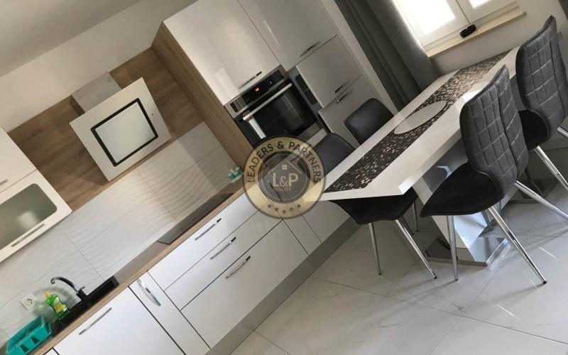 NOVALJA, NA PREDAJ ŠTVORPOSCHODOVÝ DOM S 5 APARTMÁNMI, BAZÉN, LOKALITA, KOMPLETNE NOVO ZARIADENÝ