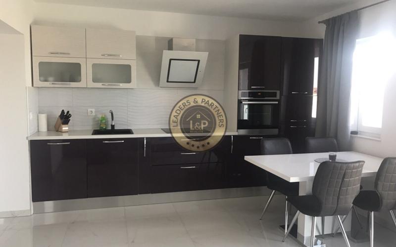 NOVALJA, NA PREDAJ ŠTVORPOSCHODOVÝ DOM S 5 APARTMÁNMI, BAZÉN, LOKALITA, KOMPLETNE NOVO ZARIADENÝ