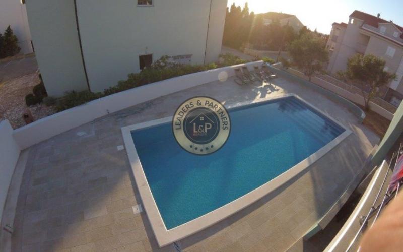 NOVALJA, NA PREDAJ ŠTVORPOSCHODOVÝ DOM S 5 APARTMÁNMI, BAZÉN, LOKALITA, KOMPLETNE NOVO ZARIADENÝ