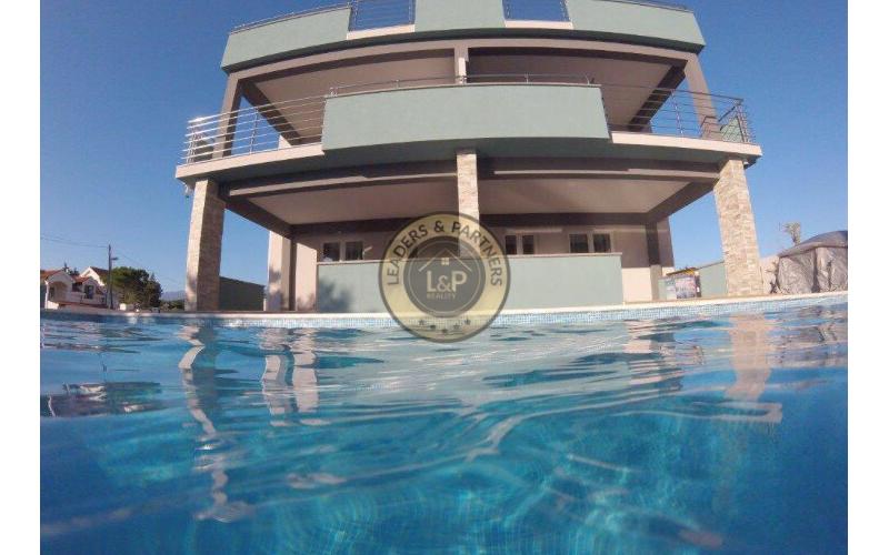 NOVALJA, NA PREDAJ ŠTVORPOSCHODOVÝ DOM S 5 APARTMÁNMI, BAZÉN, LOKALITA, KOMPLETNE NOVO ZARIADENÝ