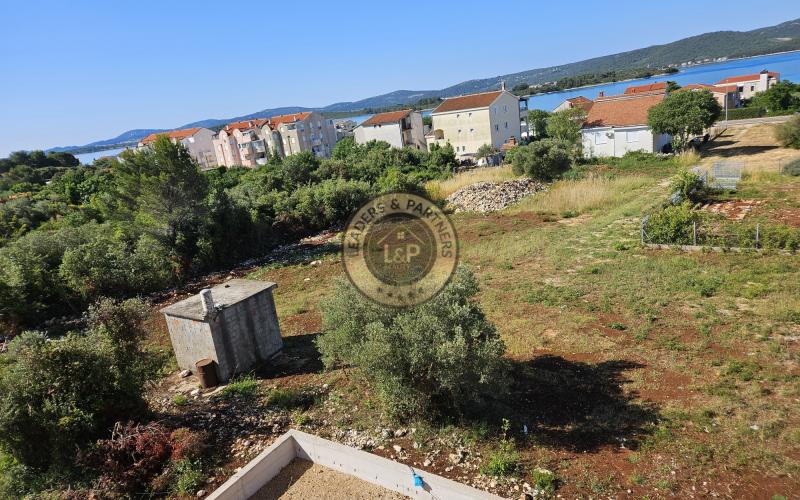 ZADAR - TURANJ, NA PREDAJ STAVEBNÝ POZEMOK 1380 M2, POVOLENIE, PROJEKTY, PEKNÝ VÝHĽAD NA MORE!