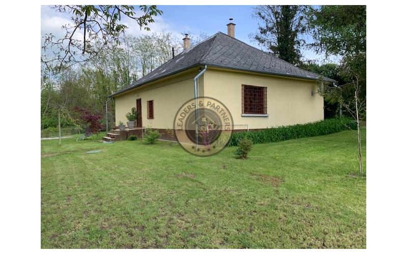 Krásny rodinný dom s veľkorysým pozemkom v obci Abaújvár.