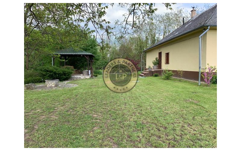 Krásny rodinný dom s veľkorysým pozemkom v obci Abaújvár.